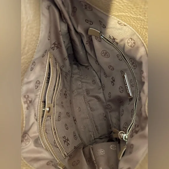 Tory Burch ivy hobo bag made out of pebble leather - Picture 3 of 6